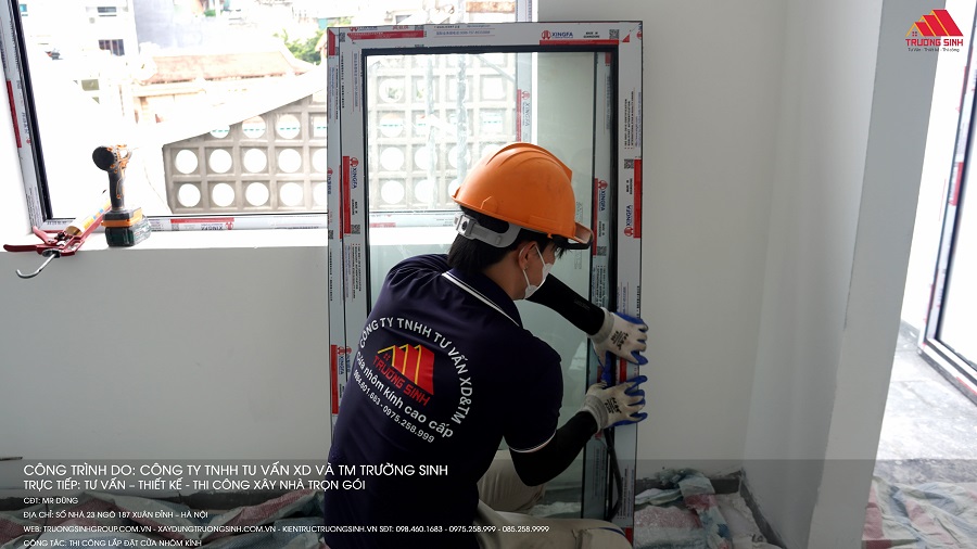 Lắp đặt kính và bơm keo silicon